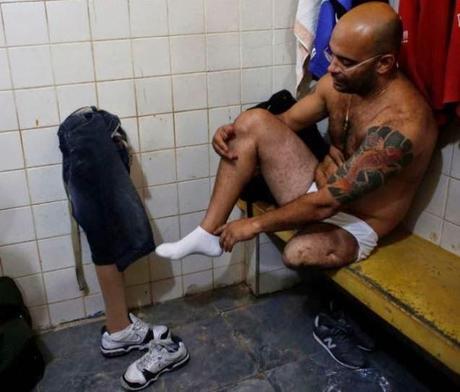 Un portero de fútbol con una sola pierna. Un ejemplo de superación. Un portero de fútbol que juega con una sola pierna