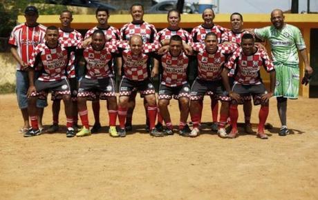 Un portero de fútbol con una sola pierna. Un ejemplo de superación. Un portero de fútbol que juega con una sola pierna