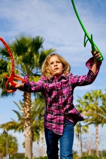 ‘Ring Stix’, un juego para este verano que combina habilidad y actividad física Niña jugando ring stix
