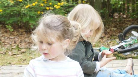 Sunday Bloody Sunday Niñas en el arenero