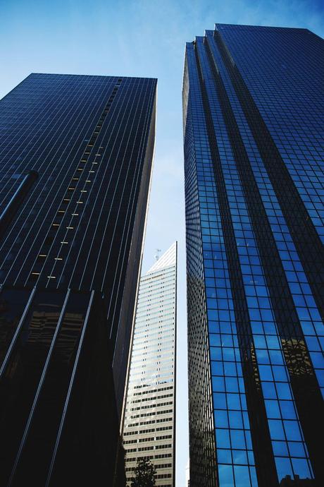 THE EYEBALL Shorts_Metallic-Silver_Sandals-Outfit-Street_Style-7