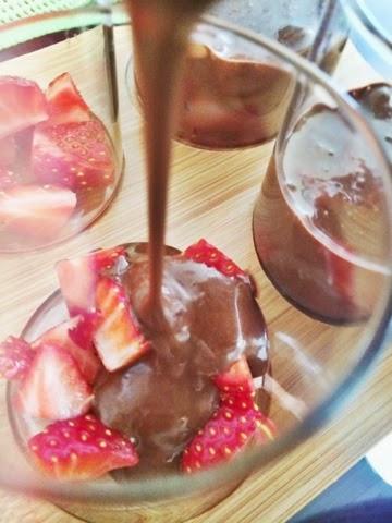 POSTRES. Mousse de chocolate con fresas POSTRES. Mousse de chocolate con fresas