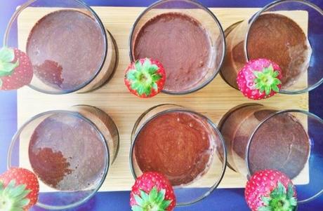 POSTRES. Mousse de chocolate con fresas POSTRES. Mousse de chocolate con fresas