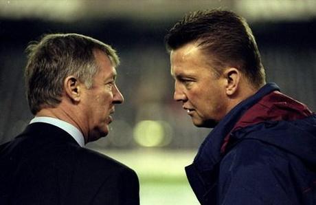 Fuente: http://i.dailymail.co.uk/i/pix/2014/04/24/article-2611960-00143E0900000258-738_634x426.jpg vangaal3vangaal3 Tras Sir Alex Ferguson, el United ha encontrado otro