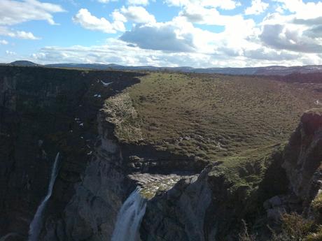 Caída de agua al vacío, uno de los más bonitos espectáculos del parque natural que abarca Sierra Salvada. Burgos vierte sus aguas sobre Vizcaya, fecundándola.