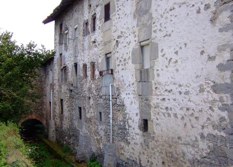 Vieja casa molino en las afueras.