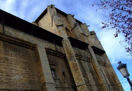 Impresionante lateral de la iglesia-fortaleza de Sta. María.