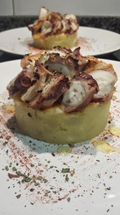 Pulpo Marinado a la Plancha sobre Papas Aliñás