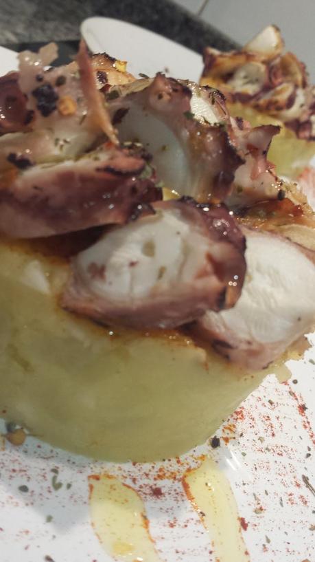 Pulpo Marinado a la Plancha sobre Papas Aliñás