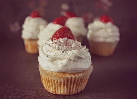 CUPCAKES PAVLOVA CUPCAKES PAVLOVA