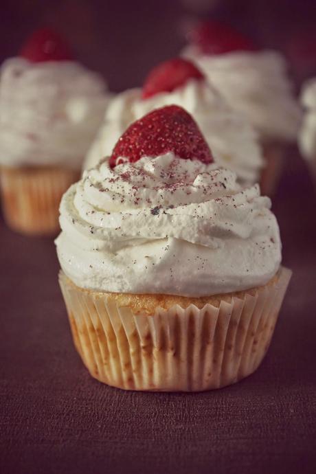 CUPCAKES PAVLOVA CUPCAKES PAVLOVA