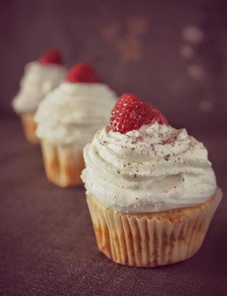 CUPCAKES PAVLOVA CUPCAKES PAVLOVA