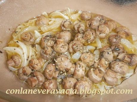 conlaneveravacia.blogspot.com CEBOLLA Y CHAMPIÑONES CARAMELIZADOS AL MICROONDAS.