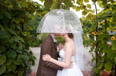 Bodas con lluvia, ¡Complementa de forma divertida tu look! paraguas3