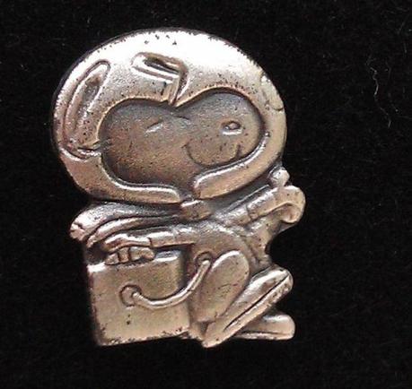 Snoopy, el Astro-Beagle, la mascota de la NASA El Snoopy de plata viaja al espacio y, a continuación, regresa a casa. Crédito de la imagen: Nitrorat
