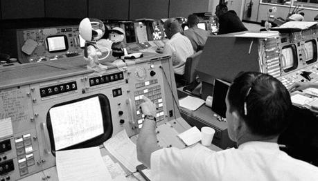Snoopy, el Astro-Beagle, la mascota de la NASA Sala de Control de Operaciones de Misión