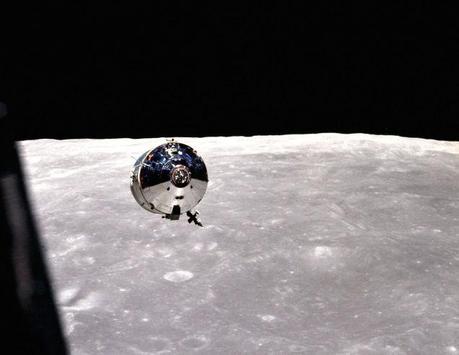 Snoopy, el Astro-Beagle, la mascota de la NASA Vista del Módulo de Servicio de Comandos Charlie Brown desde el Módulo Lunar Snoopy, después de separarse. Crédito de la foto: NASA