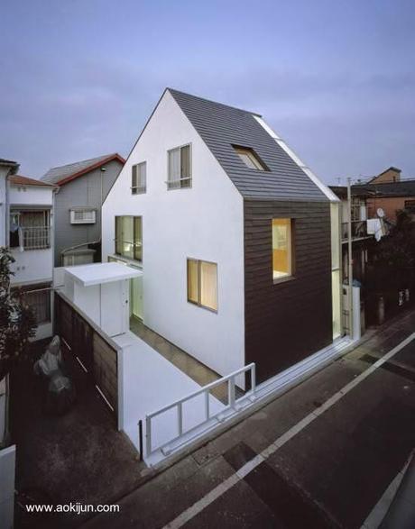 Casa urbana minimalista japonesa