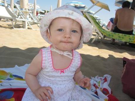 Ir a la playa con un bebe bebe y arena de la playa