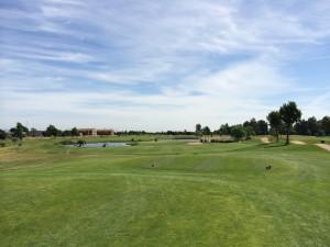 Palomarejos Golf – Derby Madridistas Colchoneros Hoyo 4, Green al fondo, antes del lago