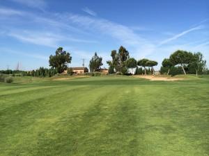 Palomarejos Golf – Derby Madridistas Colchoneros Llegando al Green del 13