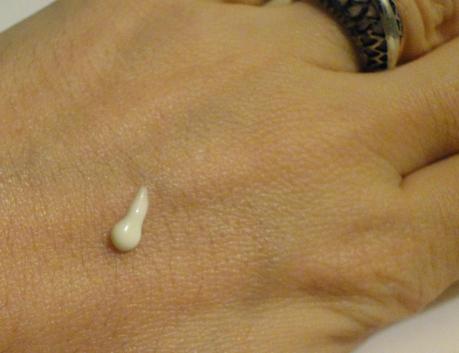 Un masaje y una crema para párpados. Un masaje y una crema para párpados.