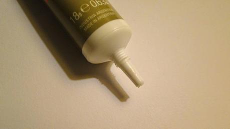 Un masaje y una crema para párpados. Un masaje y una crema para párpados.