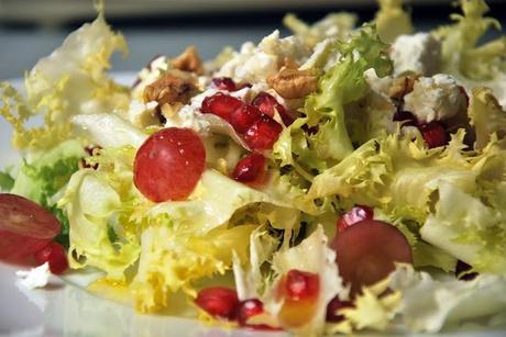 Ensalada de escarola con uvas y granada