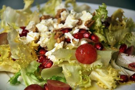 Ensalada de escarola con uvas y granada