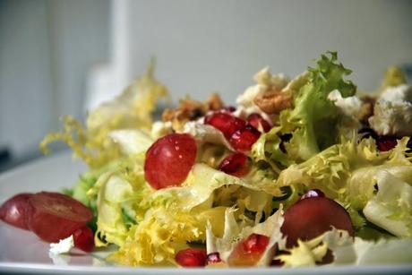 Ensalada de escarola con uvas y granada