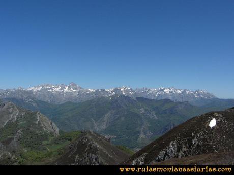 Transcantábrica Tarna-Ponga: Vista desde Peña Mora de los macizos Occidental y Central de Picos de Europa