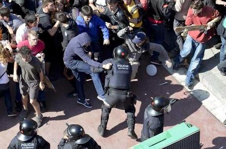 CAN VÍES, SANTS, BARCELONA, EL AY.UNTAMIENTO, YA HA CONSEGUIDO DESALOJARLOS...QUÉ PENA...!!!...27-05-2014...!!!