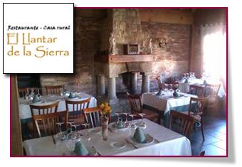 PabloD Gourmet - Salón con chimenea de El llantar de la Sierra