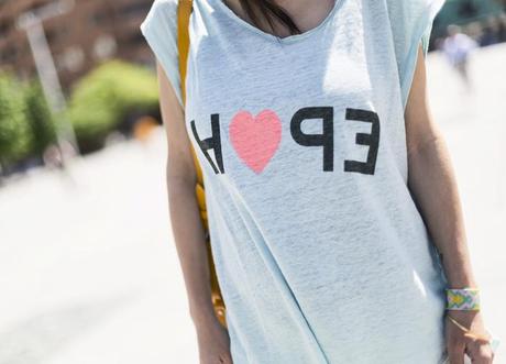 street style barbara crespo hope tshirt minnetonka boots fashion blogger outfit blog de moda street style barbara crespo hope tshirt minnetonka boots fashion blogger outfit blog de moda