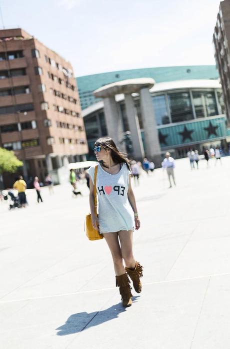 street style barbara crespo hope tshirt minnetonka boots fashion blogger outfit blog de moda street style barbara crespo hope tshirt minnetonka boots fashion blogger outfit blog de moda