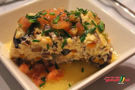 Pastel de setas con vinagreta templada de tomate Pastel de setas con vinagreta templada de tomate