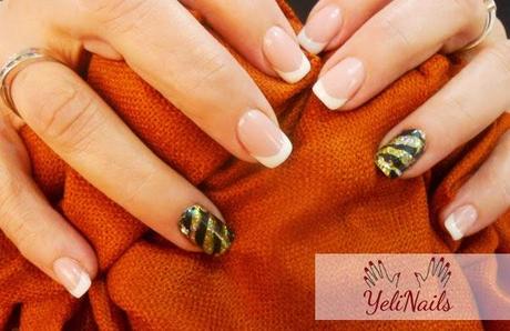 Uñas de gel, decoradas con glitter. Uñas de gel, decoradas con glitter.