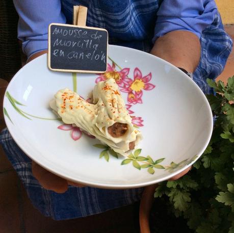 Mousse de morcilla dentro de un canelón con salsa de quesos Mousse de morcilla dentro de un canelón con salsa de quesos