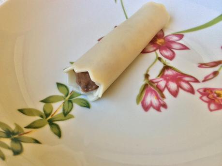 Mousse de morcilla dentro de un canelón con salsa de quesos Mousse de morcilla dentro de un canelón con salsa de quesos