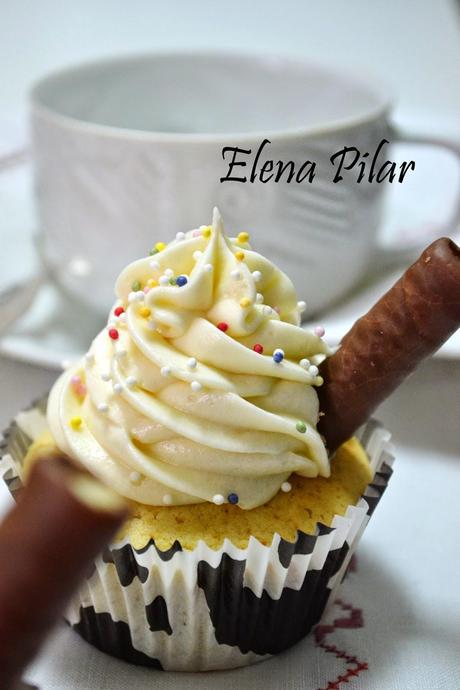 Cupcakes de chocolate blanco con frosting de queso y chocolate blanco Cupcakes de chocolate blanco con frosting de queso y chocolate blanco