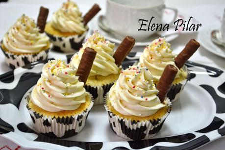 Cupcakes de chocolate blanco con frosting de queso y chocolate blanco Cupcakes de chocolate blanco con frosting de queso y chocolate blanco