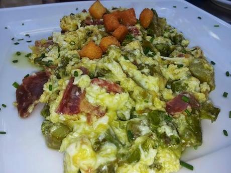 Revuelto de judías verdes con jamón ibérico y picatostes fritos Revuelto de judías verdes con jamón ibérico y picatostes fritos