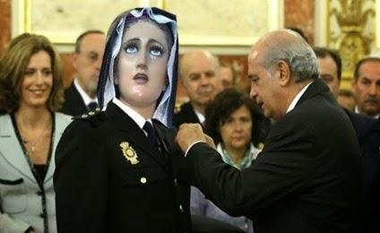 El ministro del Interior condecora a la Virgen