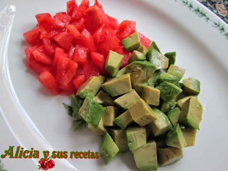 ENSALADA TEMPLADA DE TOMATE AGUACATE Y GAMBITAS ENSALADA TEMPLADA DE TOMATE AGUACATE Y GAMBITAS