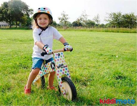 Bicicletas de madera Kiddimoto, disfrutando a 100 sonrisas por hora Bicicletas de madera Kiddimoto, guantes y casco a juego