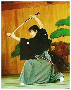 Ukyo Tanaka en su dojo, iaido, iaijutsu