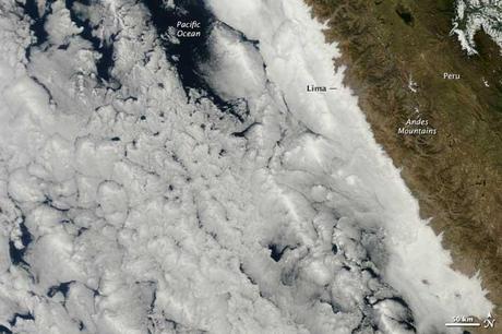 Nubes en el mar frente a Perú