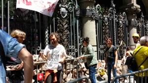 Con Can Vies, en el barrio de Sants Con Can Vies, en el barrio de Sants