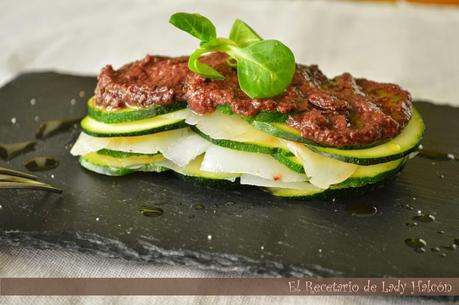 Milhojas de carpaccio de calabacín, bacalao ahumado y aceitunas negras