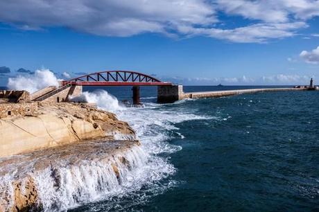 Arenas & Asociados reconstruye la histórica pasarela del Dique de St. Elmo en La Valeta, Malta. Valletta, Breakwater Bridge struck by a wave, Malta